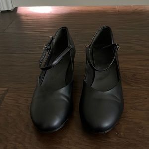Character Shoes; Size 8 1/2